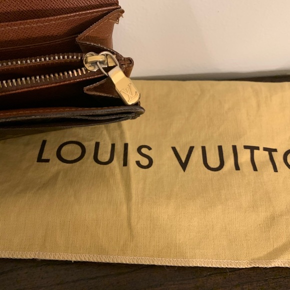 Louis Vuitton Authentic Vintage Wallet - Picture 8 of 13